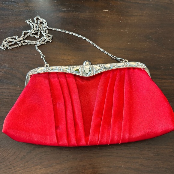 Red satin couch with removable chain strap - Picture 4 of 4